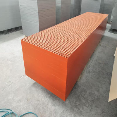 Grille de couleur orange de taille de maille 40x40 de hauteur 50 mm, taille de panneau 1007x4040mm, surface concave.