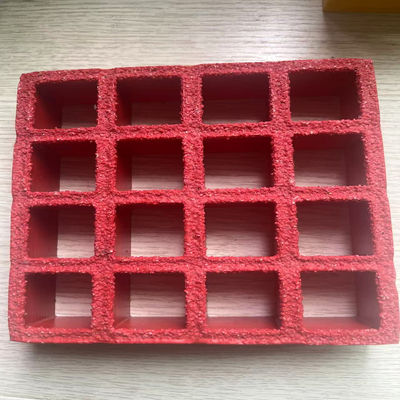 Mesure de maille 38x38mm, grille moulée en FRP de couleur rouge., surface antidérapante avec du gravier à la surface.