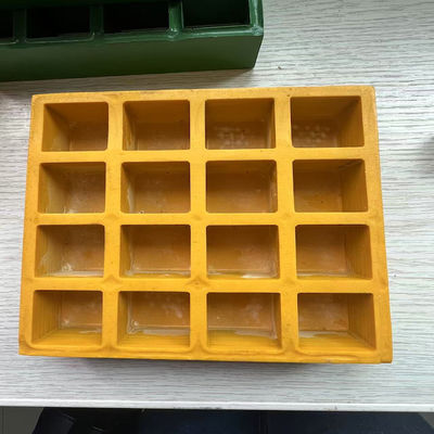 Maillage 38x38mm, caillebotis moulé en PRF de couleur jaune, surface plane avec couvercle sur un côté. Meilleure performance pour les chemins piétonniers.