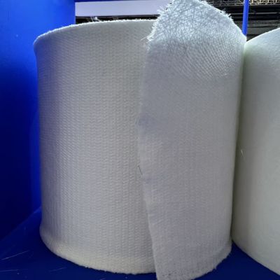 Peignage tricoté en fibre de verre avec une couche de voile de polyester pour la pultrusion en FRP, largement utilisé dans l'industrie et l'architecture modernes
