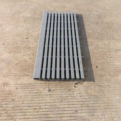 Grille en PRV par procédé de pultrusion avec revêtement antidérapant, pouvant servir de couvercles de regards dans les installations publiques, ainsi qu'être utilisée dans les usines chimiques comme passerelle.