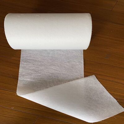 Tapis de fibre de verre haché à l'aide d'une couche de voile de polyester pour la pultrusion en FRP, poids unitaire de 240 g par mètre carré, pour rendre la surface très lisse, largement appliquée dans les panneaux solaires