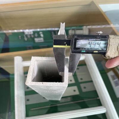 Profilés tubulaires rectangulaires en PRV polyvalents fabriqués à partir de résines polyester époxy et phénoliques offrant isolation électrique et durabilité