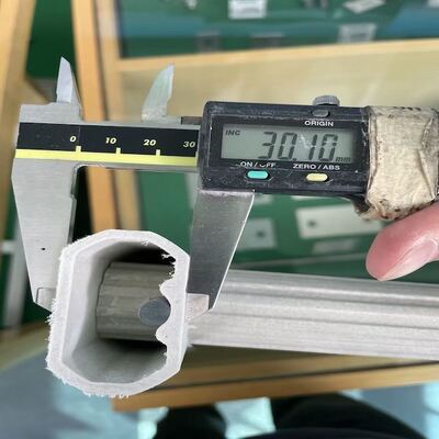 Profiles de forme irrégulière en FRP pultrés, de construction légère, haute résistance et excellentes propriétés anticorrosion