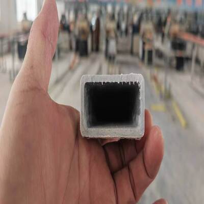Profiles de tubes rectangulaires en FRP résistant à la chaleur fabriqués à partir de voile de polyester et de résines insaturées offrant une isolation électrique et une durabilité