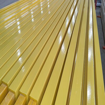 Tube rectangulaire en PRV par procédé de pultrusion, brossage de la surface avec une certaine peinture, pour répondre à des exigences très élevées en matière de douceur de surface et d'esthétique