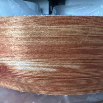 Tissu de surface en polyester à grains de bois de 40 gm pour le renforcement en fibres de verre FRP, motif décoratif en grains de bois rouges pour les demandes sur la surface du profil et la perspective