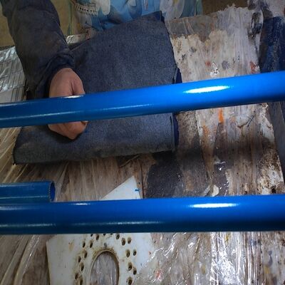Tubes ronds en FRP à surface lisse de haute qualité fabriqués à partir de résine insaturée, avec une finition lisse et impeccable, une résistance à haute pression et une excellente résistance à la corrosion contre les acides, les alcalis