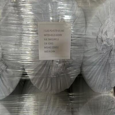 Tapis de voile en polyester de verre E en gros MAT300 + VEIL20 1600MM, 6 rouleaux par lot, tapis de voile en fibre de verre E pour composite FRP, résistant à la corrosion, fabriqué dans une usine en Chine avec un approvisionnement en lots stable.